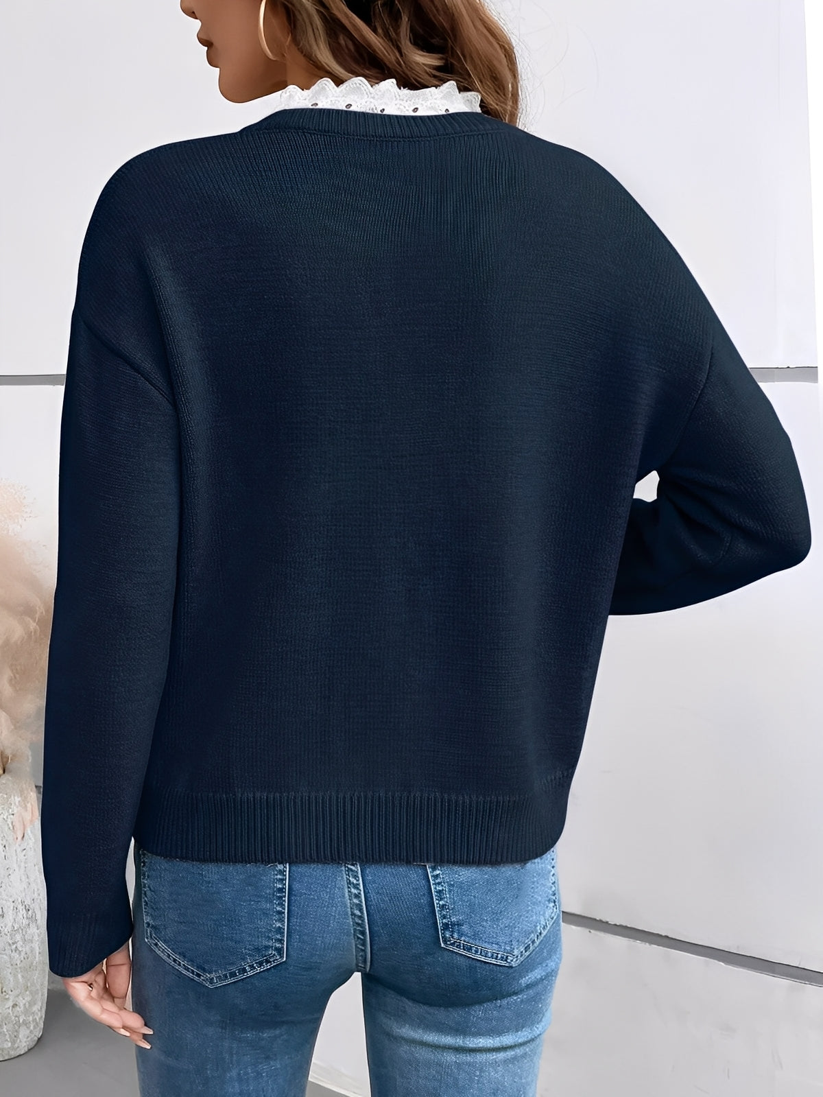 Gestrickte Bluse mit elegantem Spitzenkragen für Damen