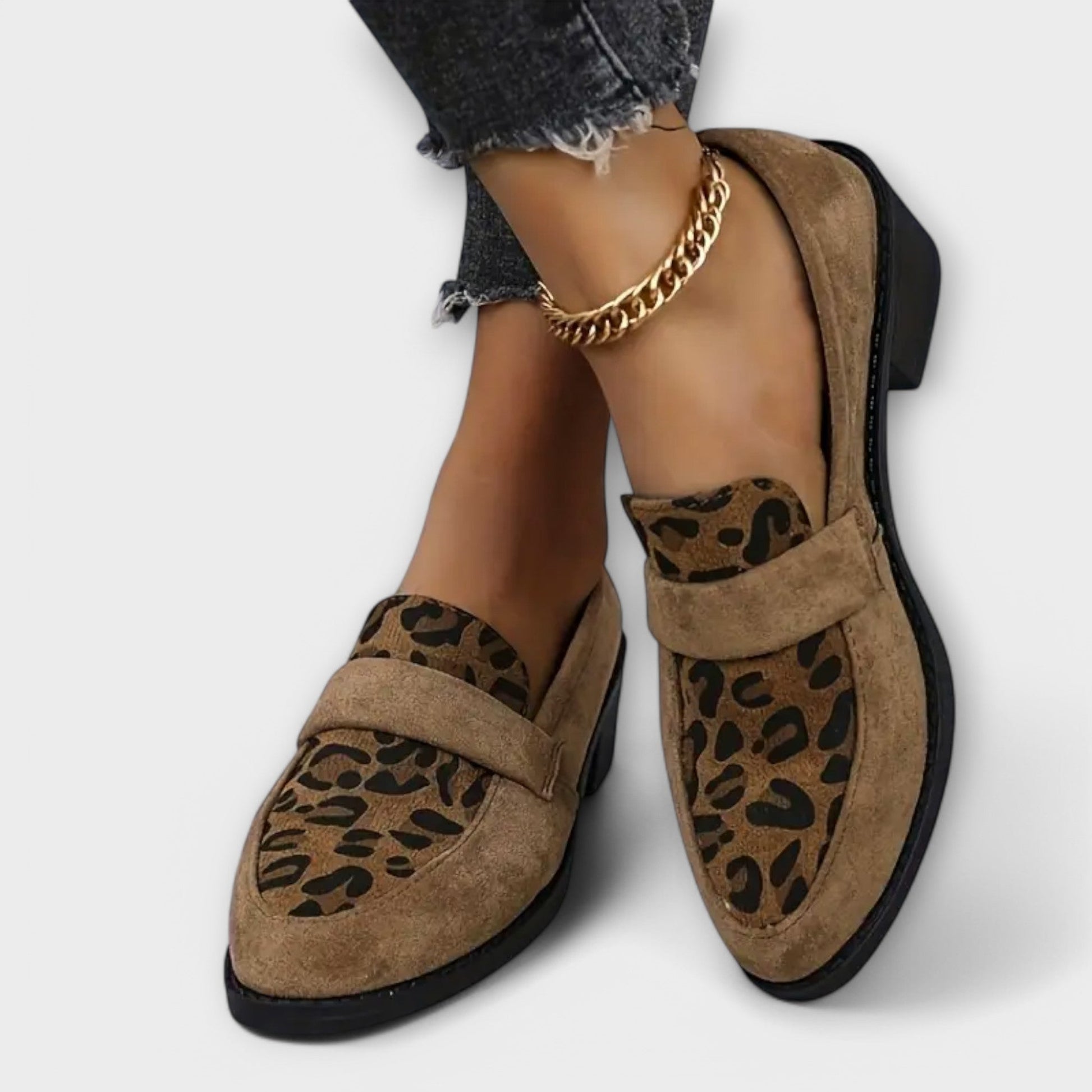 Elegantni ženski čevlji Aurora z leopardjim vzorcem, blagovne znamke Alma Ljubljana, prikazani na sliki