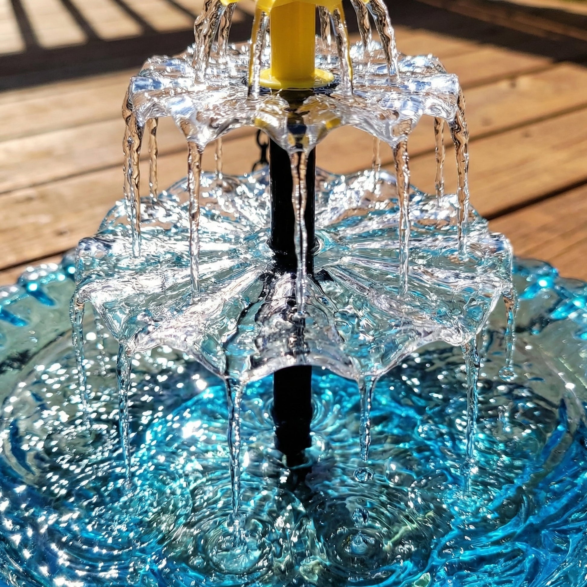 Solarbetriebene Hängende Vogeltränke mit Springbrunnen – Zweistufig Zorenza