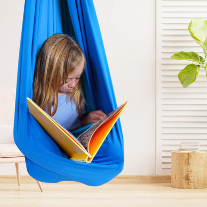 Mädchen liest in blauer Hängematte, Kinderzimmer, Buch, Entspannung, Inneneinrichtung.