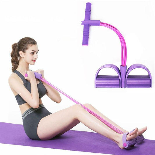 Frau trainiert mit lila Widerstandsband, Fitnessgerät, Heimtraining, Yoga-Matte.
