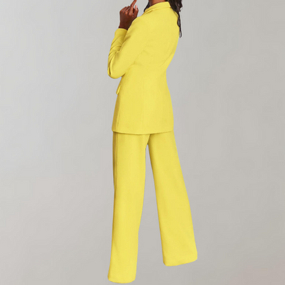Gelber Damenanzug, Blazer und Hose, elegantes Design, modische Damenbekleidung.