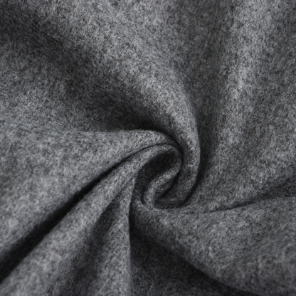 Grauer Wollstoff, weiche Textur, hochwertiges Material, ideal für Bekleidung und Heimtextilien.