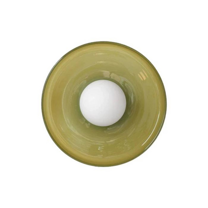Grüne Glasvase mit weißer Kugel, modernes Design, dekorative Wohnaccessoires, minimalistisch.