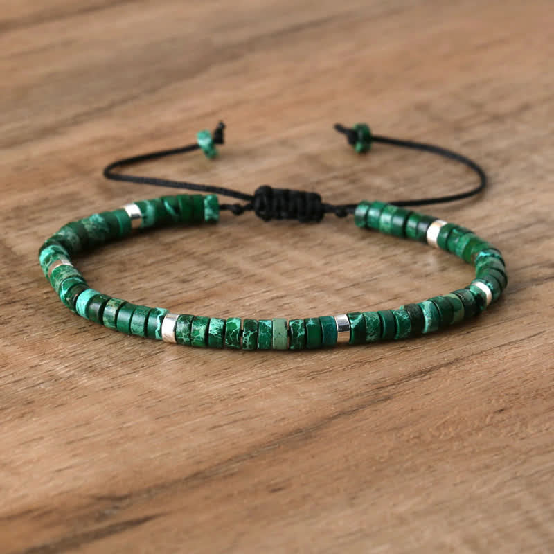 Grünes Malachit-Armband mit verstellbarem Verschluss auf Holzoberfläche, handgefertigter Schmuck.