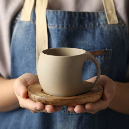 Keramik-Kaffeetasse mit Holzuntersetzer