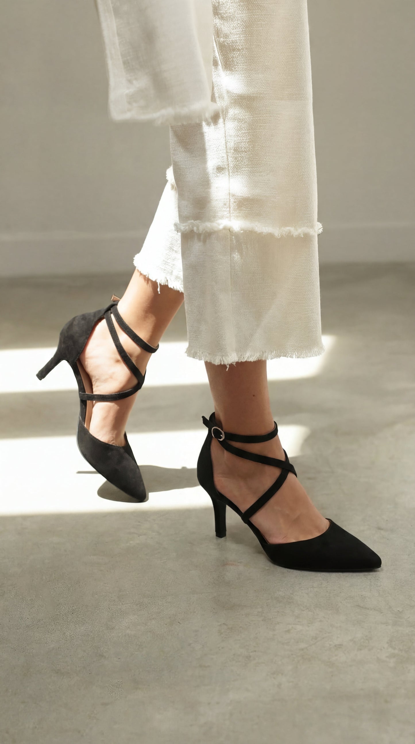 HEEL WITH STRAPS