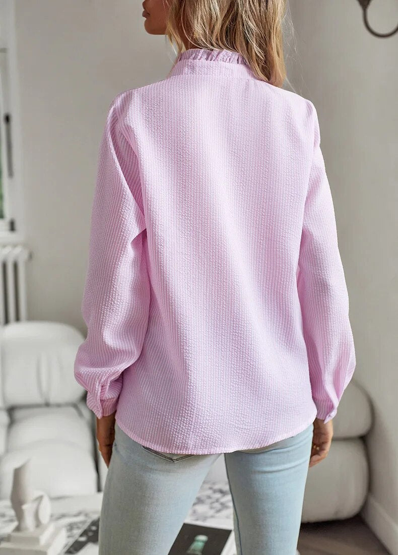 Elara™ | Feminin Bluse med Elegante Flæser