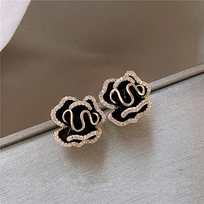 Brincos Elegantes Black Lotus em Ouro