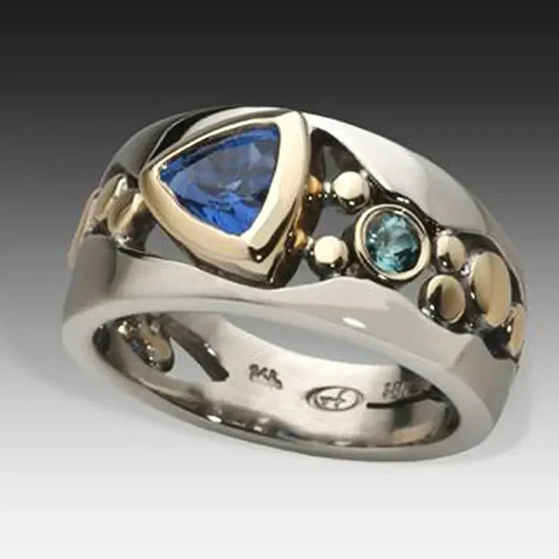 Anello Antico con Gemma di Ghiaccio