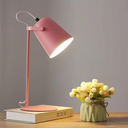 Verspielte Tischlampe im Eimerdesign mit sanften Farben