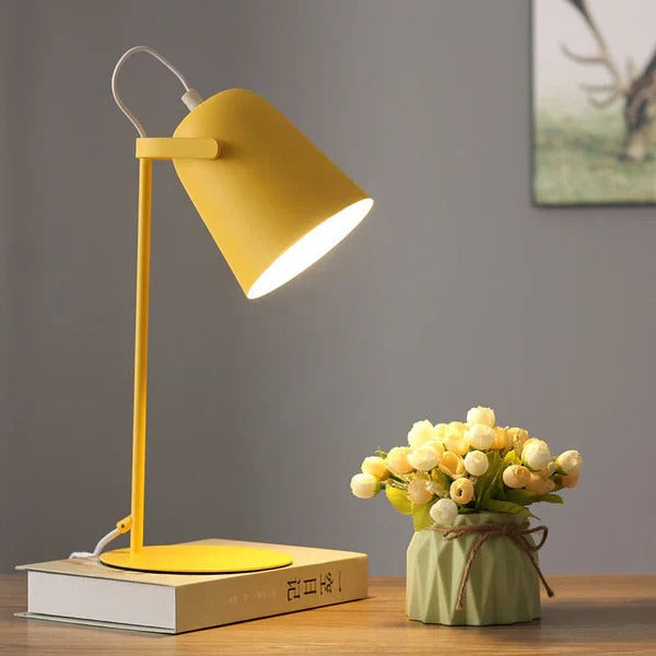 Verspielte Tischlampe im Eimerdesign mit sanften Farben