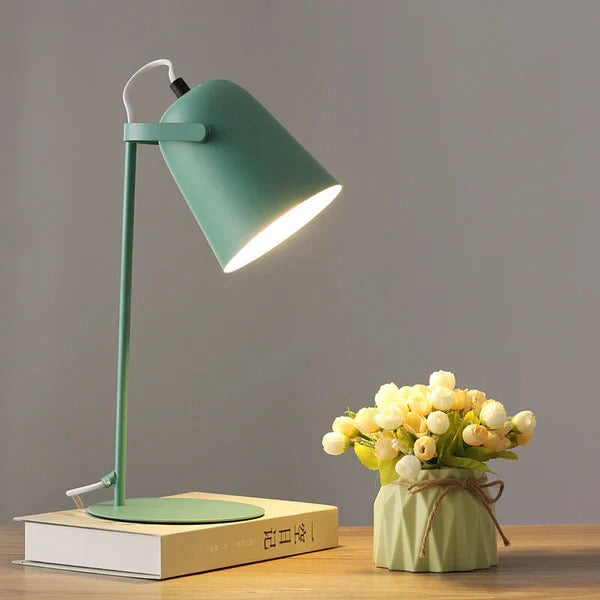 Verspielte Tischlampe im Eimerdesign mit sanften Farben