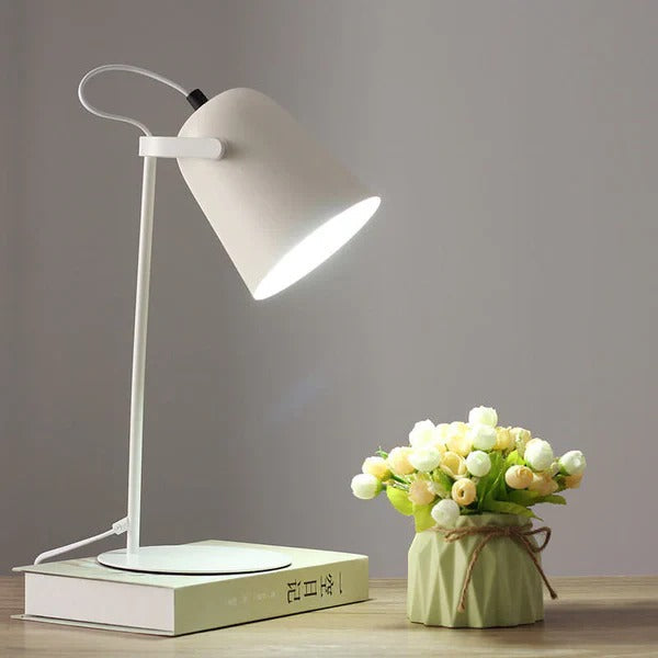 Verspielte Tischlampe im Eimerdesign mit sanften Farben