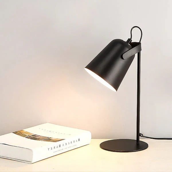 Verspielte Tischlampe im Eimerdesign mit sanften Farben
