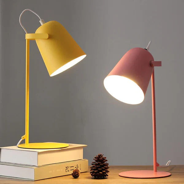 Verspielte Tischlampe im Eimerdesign mit sanften Farben