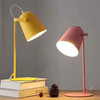 Verspielte Tischlampe im Eimerdesign mit sanften Farben