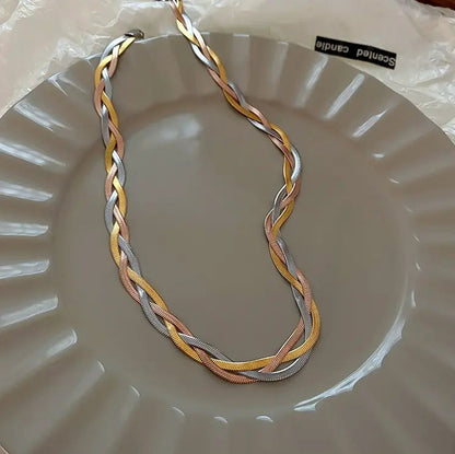 Colar Elegante em Dourado e Prateado