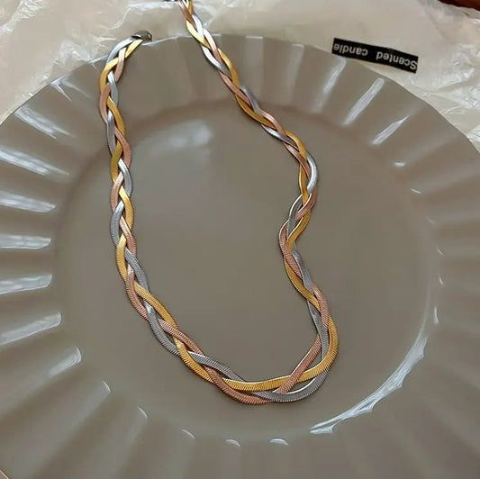 Colar Elegante em Dourado e Prateado