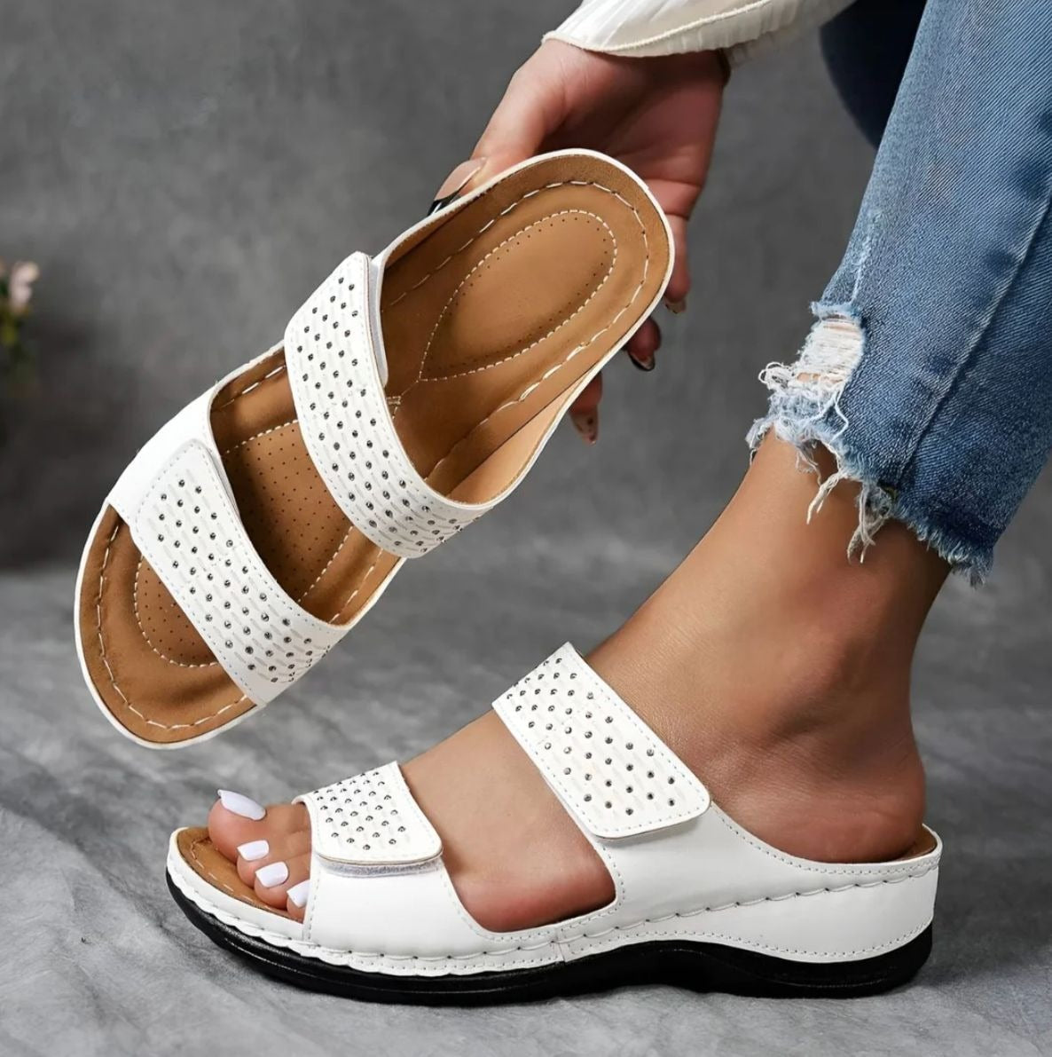 Sandaler för kvinnor med ortopediskt stöd och justerbart spänne