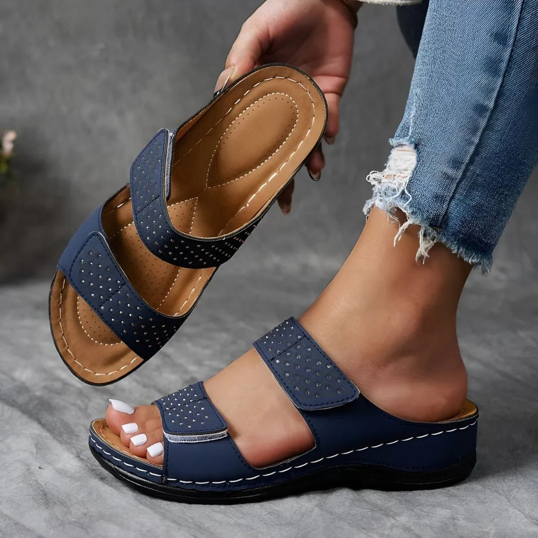 Sandaler för kvinnor med ortopediskt stöd och justerbart spänne