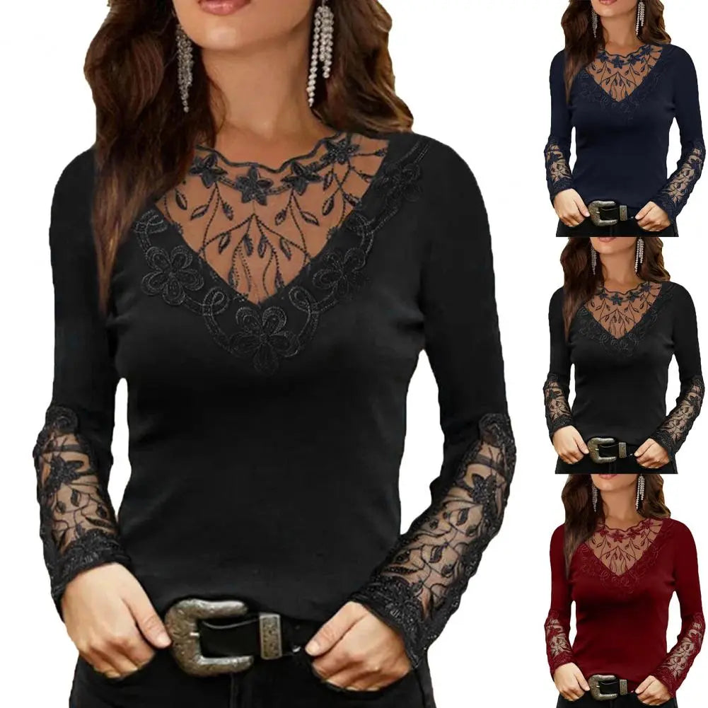 Femme portant un haut en dentelle noire avec manches longues, col en V, disponible en plusieurs couleurs. Mode élégante, tendance automne-hiver.