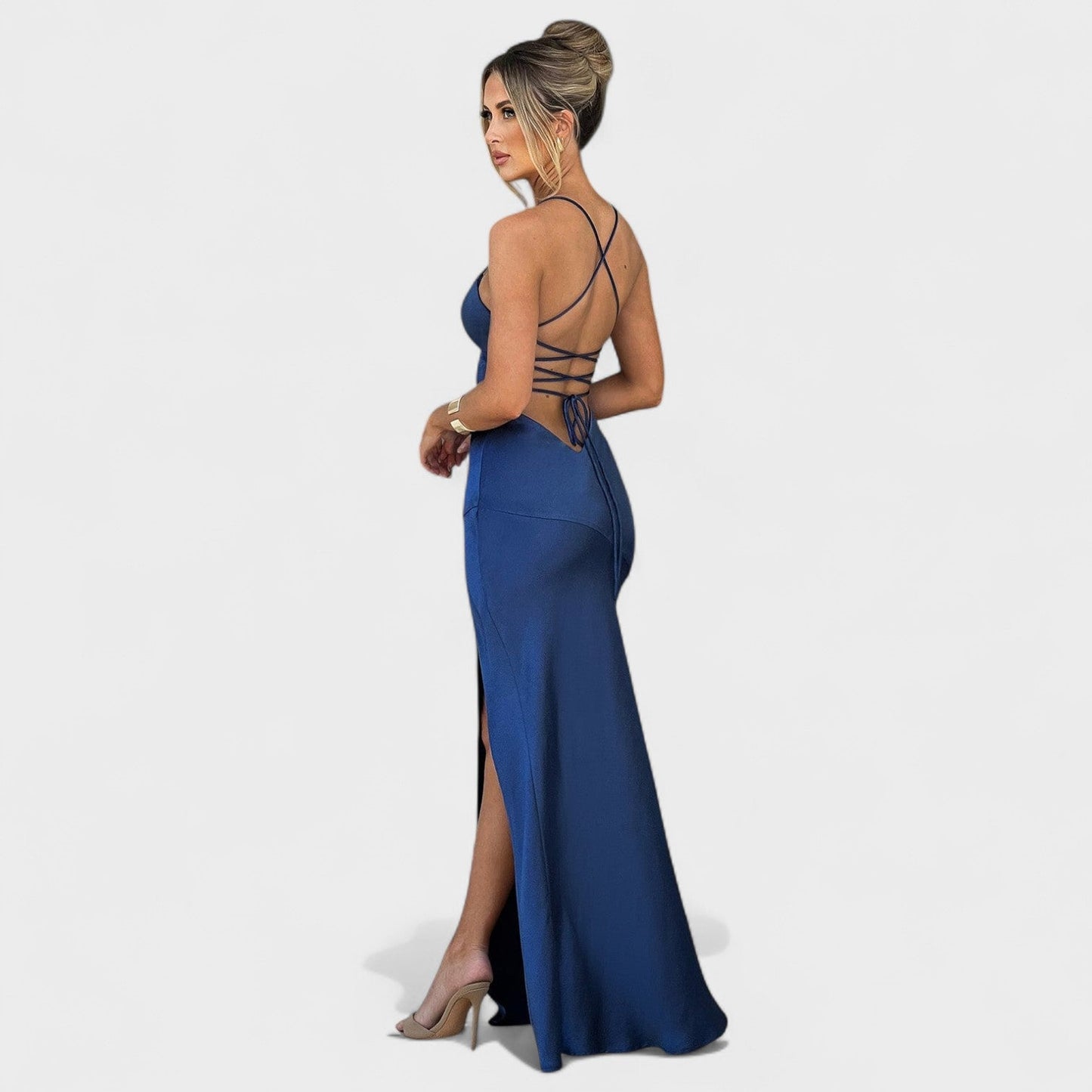 Elena – Vestido satén cruzado azul medianoche que realza tu sofisticación
