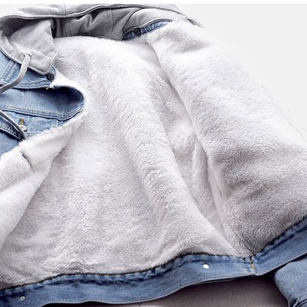 Blaue Jeansjacke mit weißem Fleecefutter, Kapuze, Herrenmode, Winterjacke, warm, stylisch.