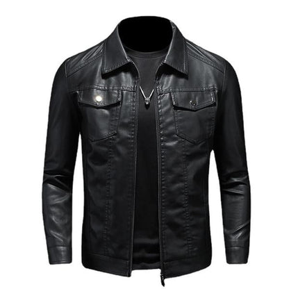 Veste en cuir noir pour homme, style motard, avec fermeture éclair, poches à rabat, col classique. Mode masculine, tendance automne-hiver.