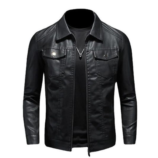 Veste en cuir noir pour homme, style motard, avec fermeture éclair, poches à rabat, col classique. Mode masculine, tendance automne-hiver.