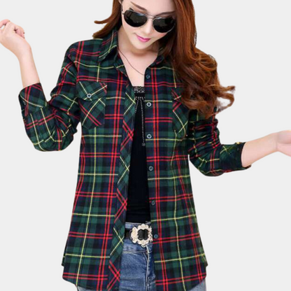 Frau in karierter Bluse, rot-grün, Langarm, lässig, modisch, Sonnenbrille, Jeans, Freizeitlook.