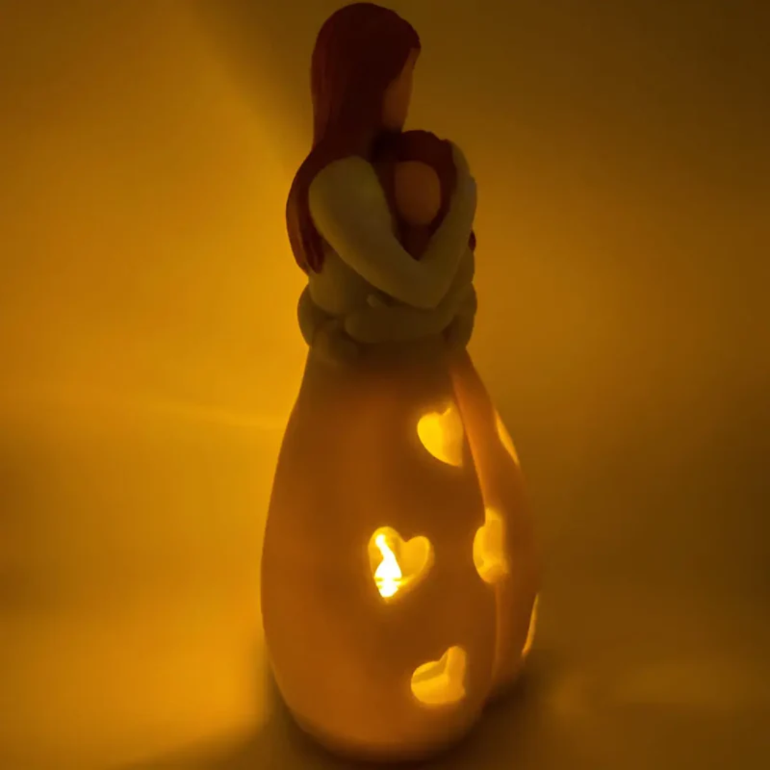 Keramik-Teelichthalter Frau mit Herzmustern, warmes Licht, romantische Dekoration.