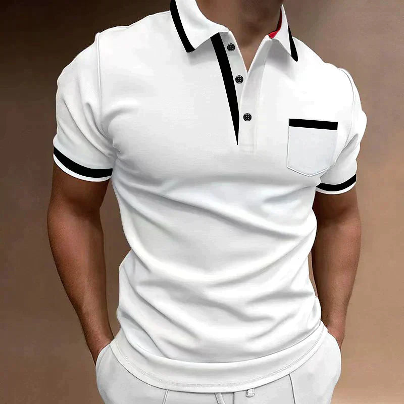 Homme portant un polo blanc élégant avec col et manches contrastés noirs, poche poitrine, style décontracté chic, mode masculine tendance.