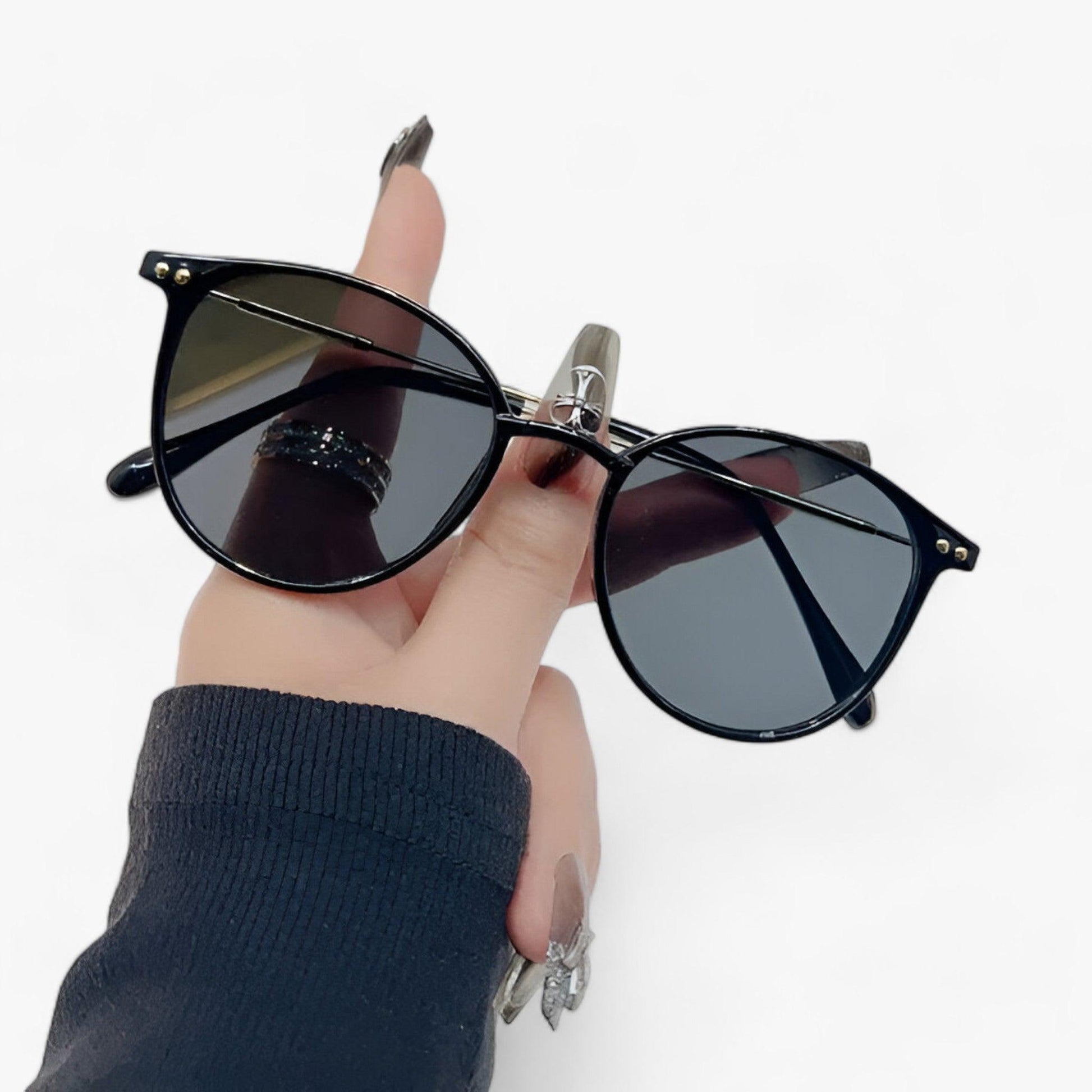 Luxurious women's sunglasses with a round frame – Liora-Black-State of Style