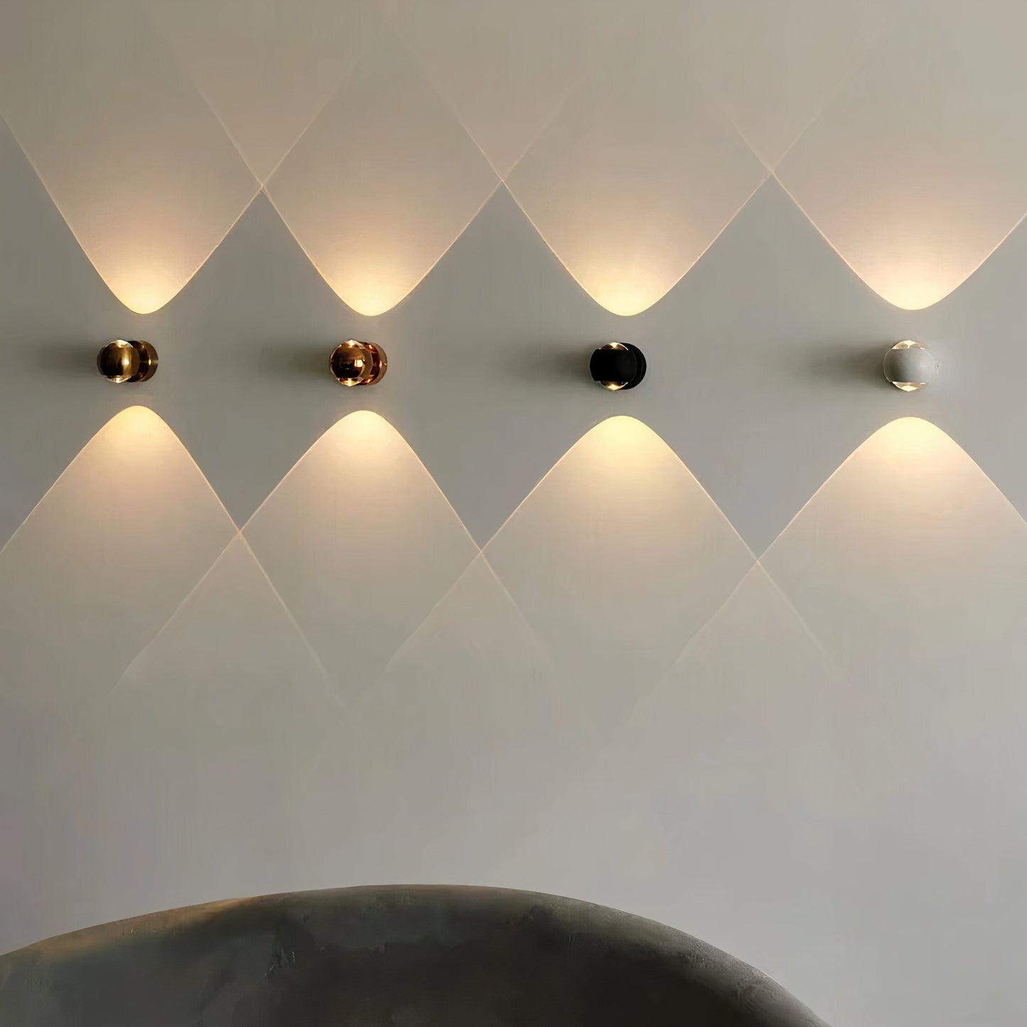 Moderne, drehbare LED-Wandleuchte aus Messing