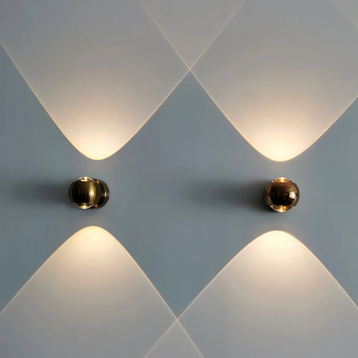 Moderne, drehbare LED-Wandleuchte aus Messing