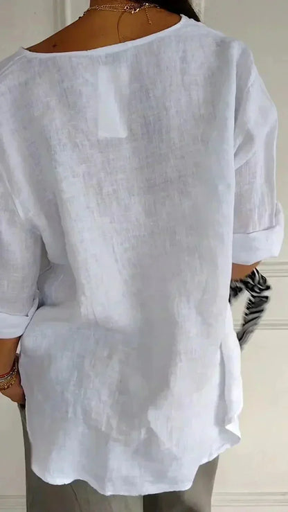 Chemise en lin blanc pour femme, manches retroussées, style décontracté, idéale pour l'été. Mode féminine élégante et confortable.