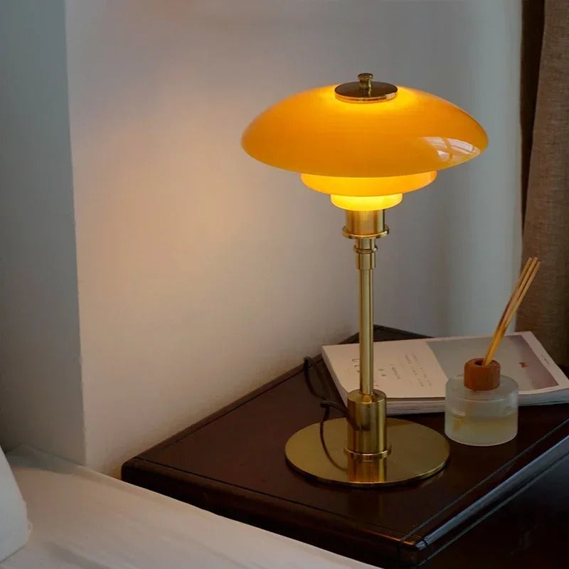 Scandinavische glazen tafellamp met warm licht en minimalistisch design | Restfield