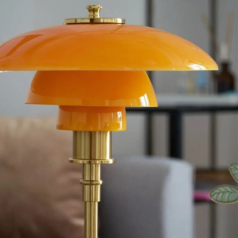 Scandinavische glazen tafellamp met warm licht en minimalistisch design | Restfield