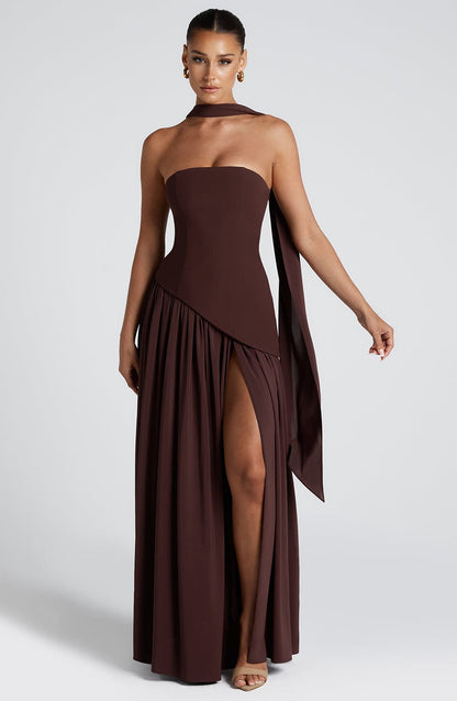 Sophie – Robe maxi bustier avec fente haute et taille asymétrique femme