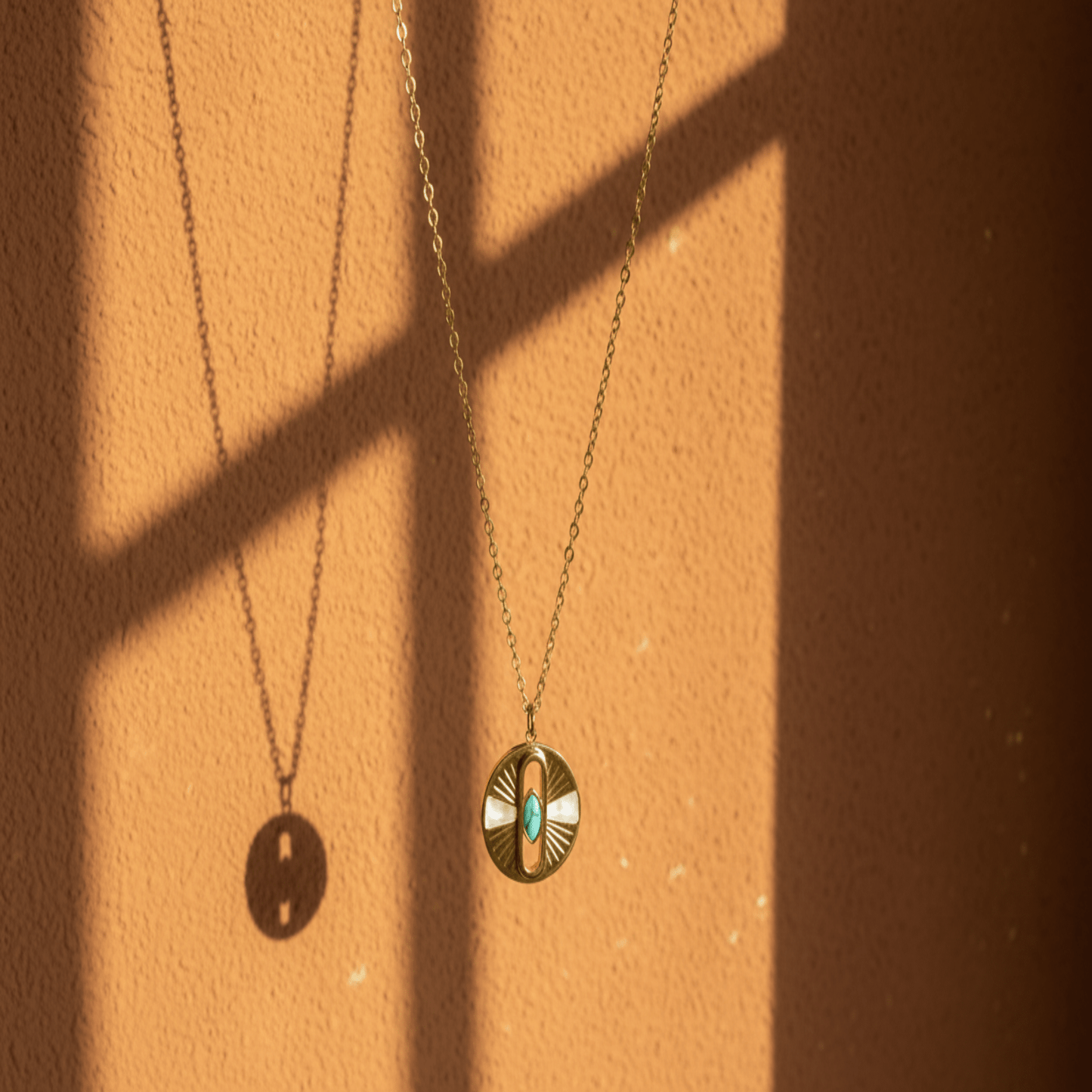 Monerose Soleil Ketting Turquoise Oog variant, gouden ronde hanger met turquoise oogvormige steen en gegraveerde zonnestralen, 18K goldplated 316L roestvrij staal, Lumière collectie van Monerose