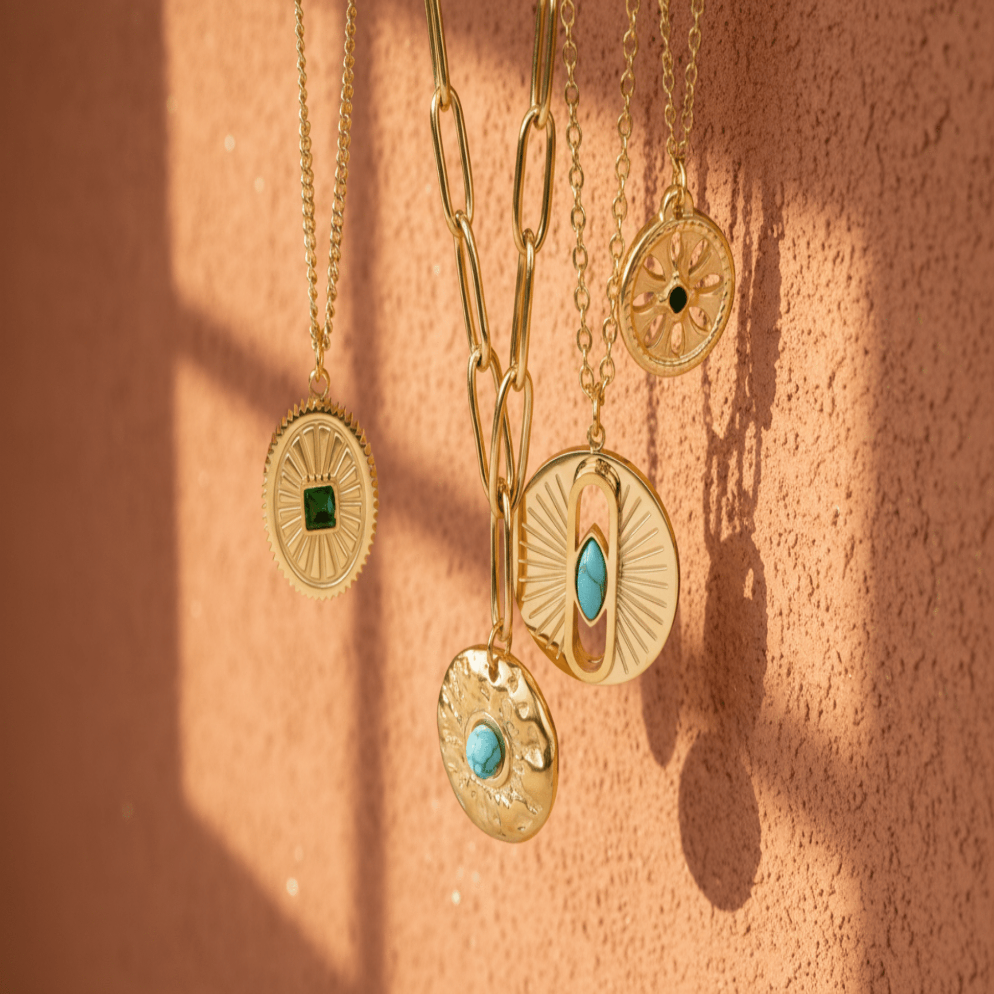 Monerose Soleil Ketting collectie met zes gouden varianten, 18K goldplated roestvrij staal met turquoise en smaragd natuursteen