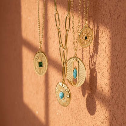 Monerose Soleil Ketting collectie met zes gouden varianten, 18K goldplated roestvrij staal met turquoise en smaragd natuursteen