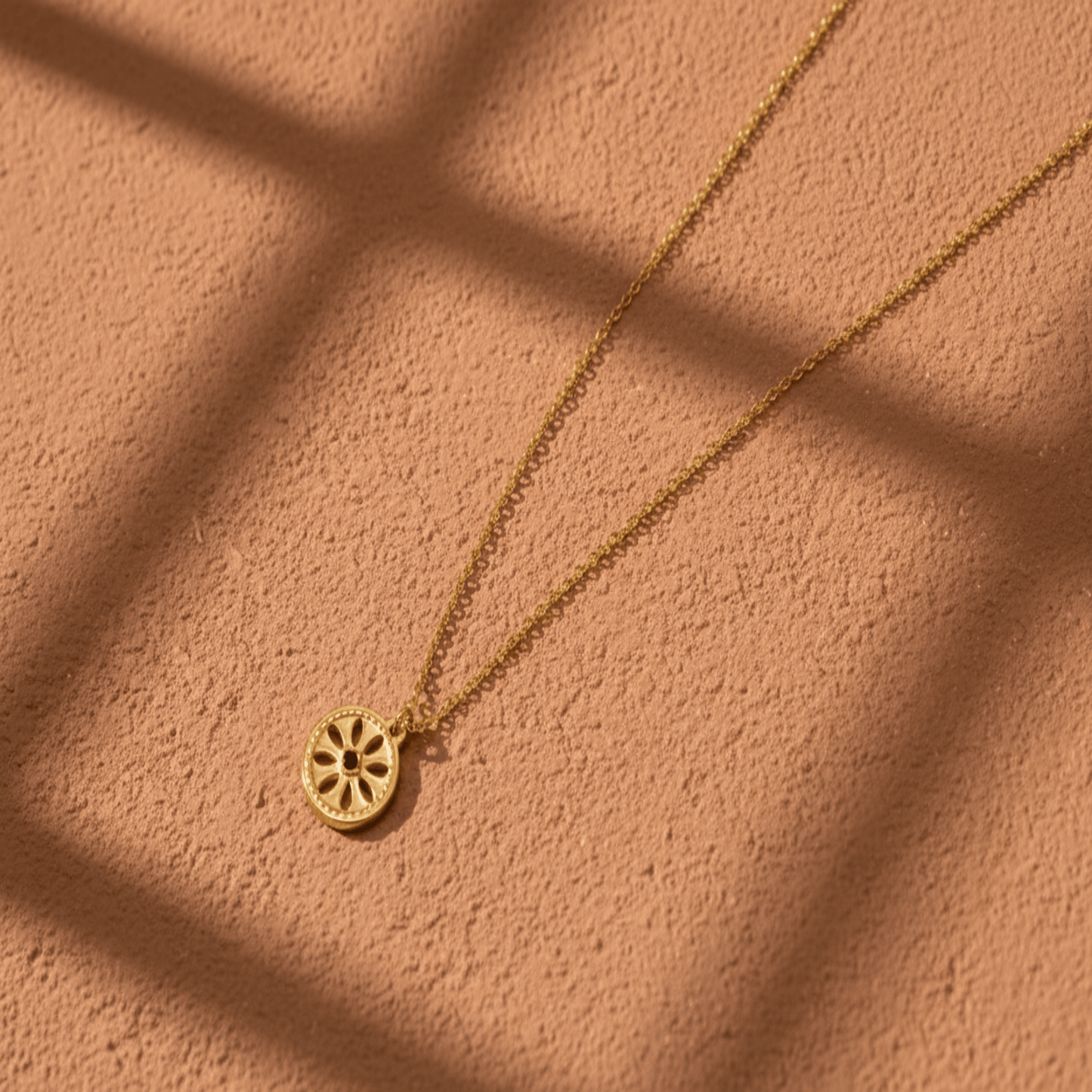 Monerose Soleil Ketting Gouden Munt variant, delicate gouden muntcoin hanger met opengewerkt bloemmotief en zwart zirkoon middelpunt, 18K goldplated 316L roestvrij staal, Lumière collectie van Monerose