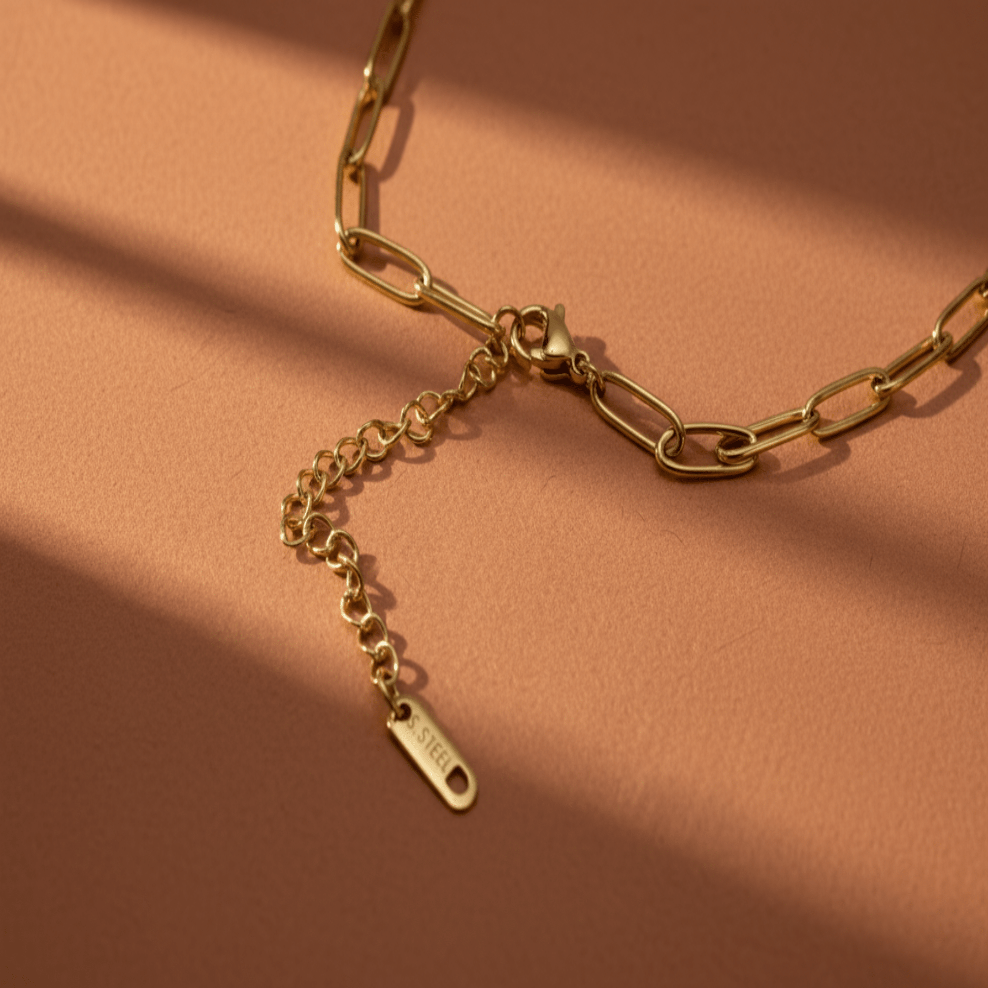 Detailfoto van het slotje en verlengketting van de Monerose Soleil Ketting, gegraveerd S.STEEL kwaliteitslabel, 316L roestvrij staal, Lumière collectie van Monerose