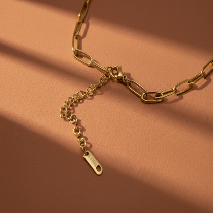 Detailfoto van het slotje en verlengketting van de Monerose Soleil Ketting, gegraveerd S.STEEL kwaliteitslabel, 316L roestvrij staal, Lumière collectie van Monerose