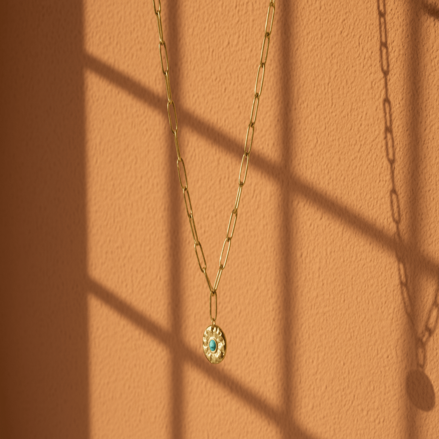 Monerose Soleil Ketting Turquoise Oog variant, gouden paperclip schakelketting met turquoise steen hanger, 18K goldplated 316L roestvrij staal, Lumière collectie van Monerose