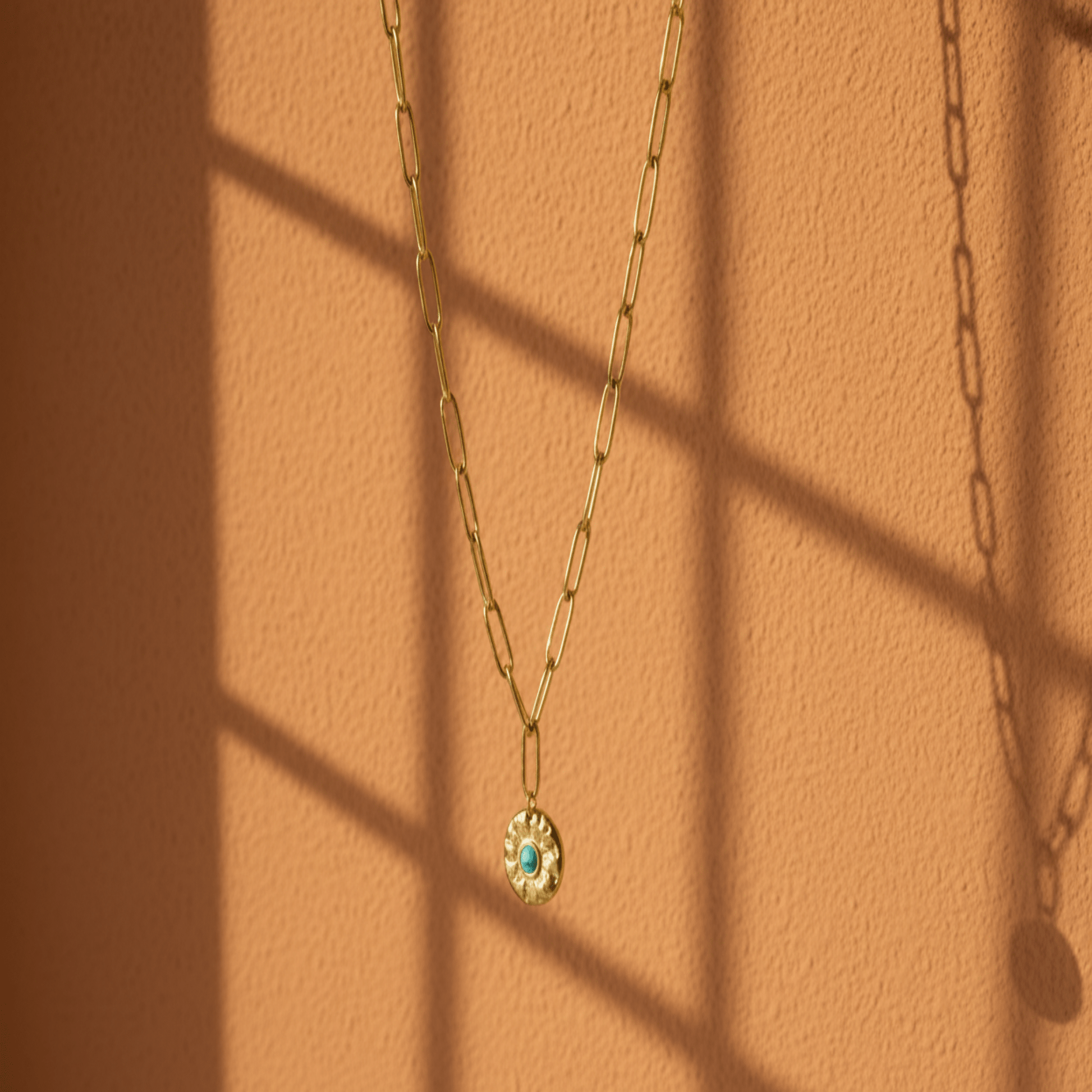 Monerose Soleil Ketting Turquoise Oog variant, gouden paperclip schakelketting met turquoise steen hanger, 18K goldplated 316L roestvrij staal, Lumière collectie van Monerose