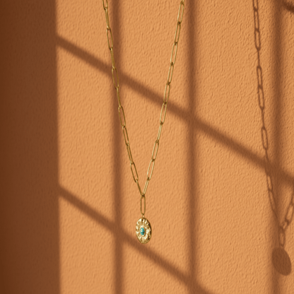 Monerose Soleil Ketting Turquoise Oog variant, gouden paperclip schakelketting met turquoise steen hanger, 18K goldplated 316L roestvrij staal, Lumière collectie van Monerose