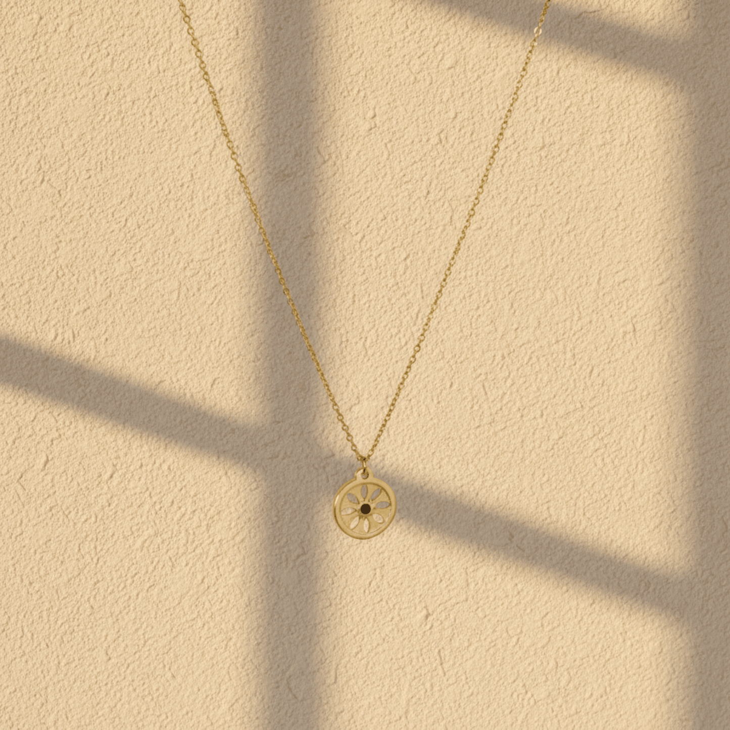 Monerose Soleil Ketting Gouden Munt variant, delicate gouden muntcoin hanger met zwarte zirkoon detail en gegraveerd bloemmotief, 18K goldplated 316L roestvrij staal, Lumière collectie van Monerose